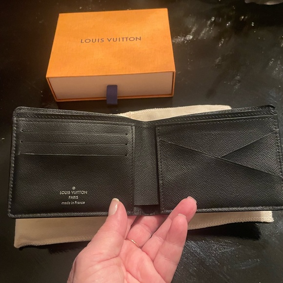 Louis Vuitton tri-fold epi LV circle Black wallet. Gorgeous. - Picture 9 of 9